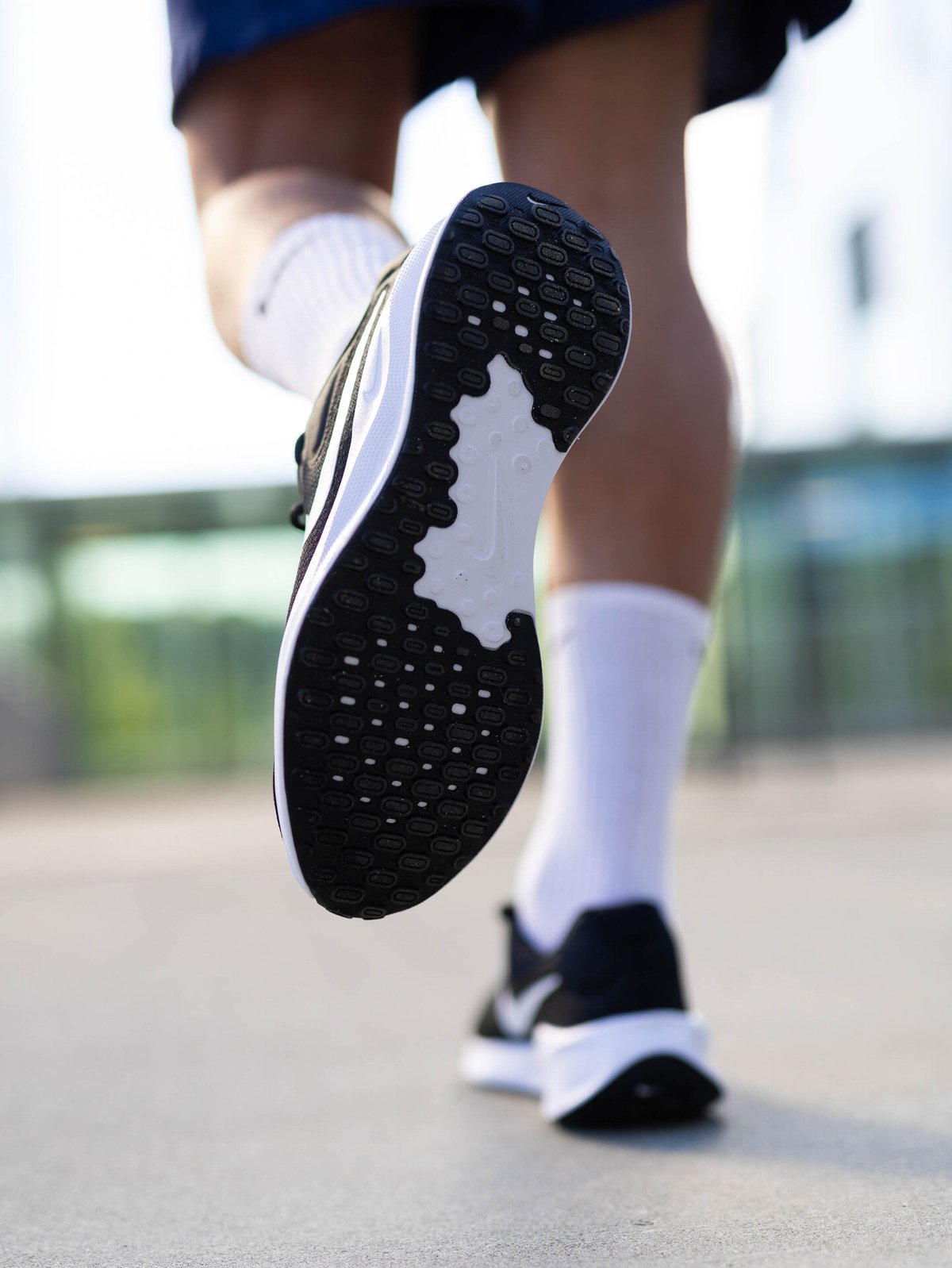 Nike Revolution 7 Black / White