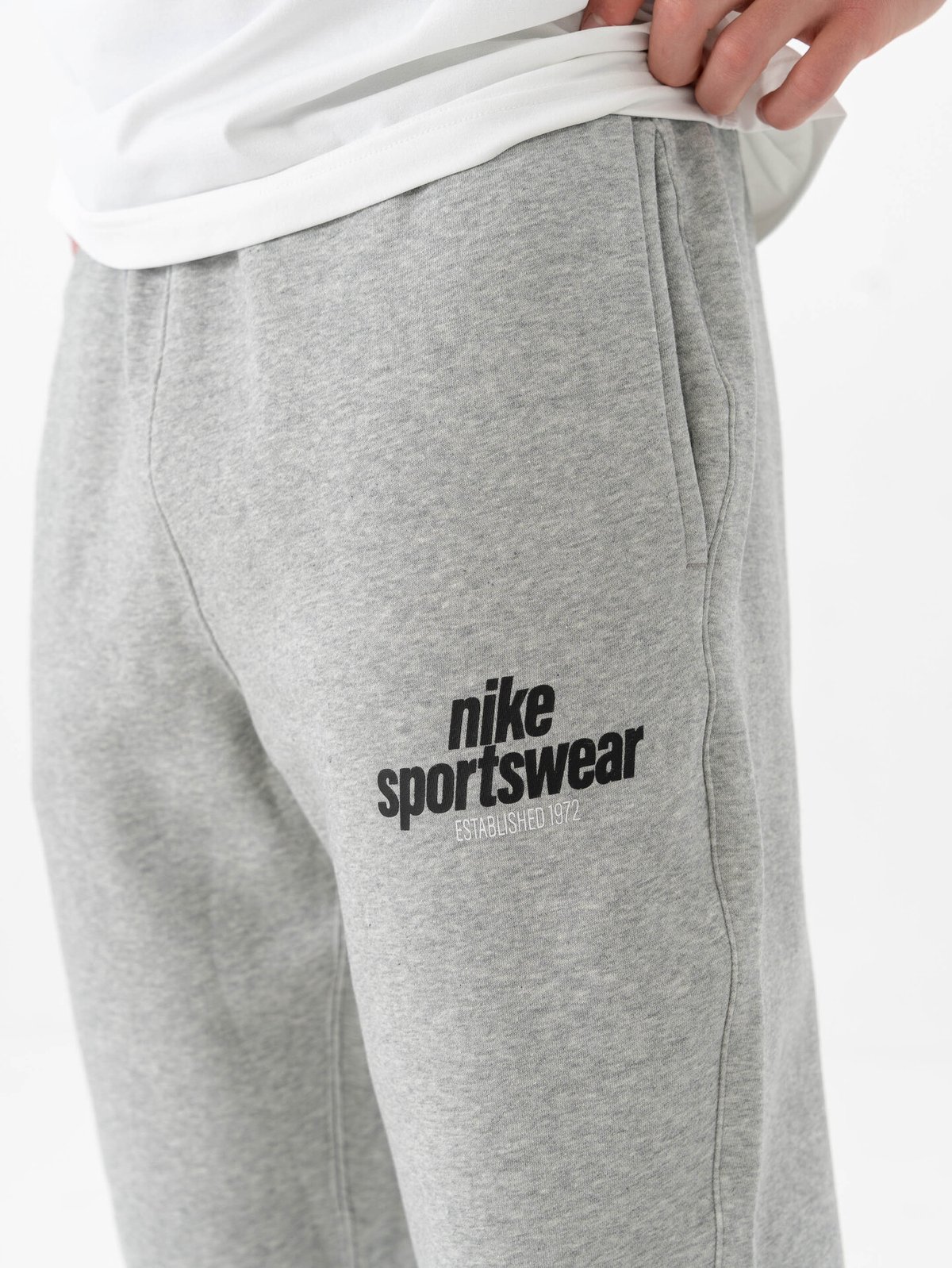 Nike Sportswear Club Cuff Fleece Pant GFX Grey Heather / Smoke Grey / Black