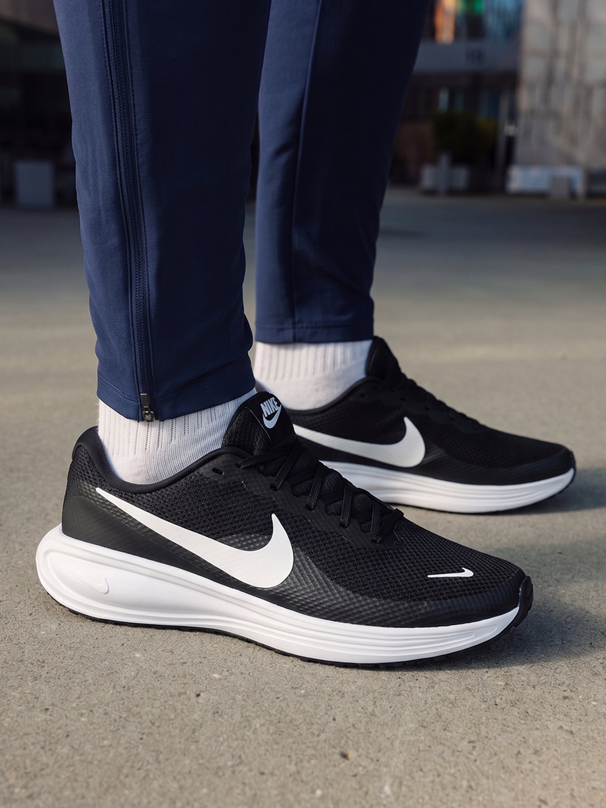 Nike Revolution 8 Black / White
