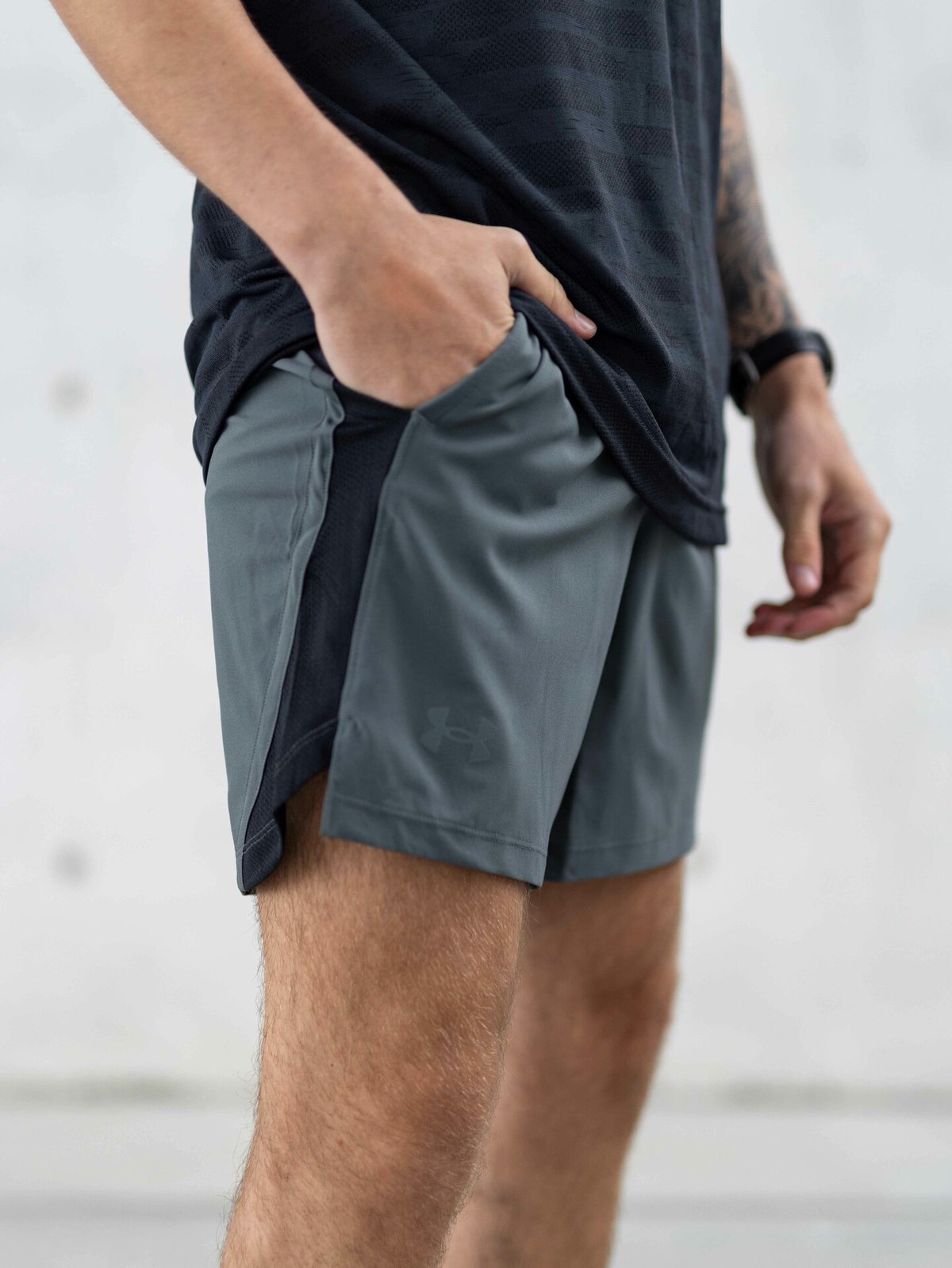 Under Armour Launch 7" Shorts Pitch Gray / Black
