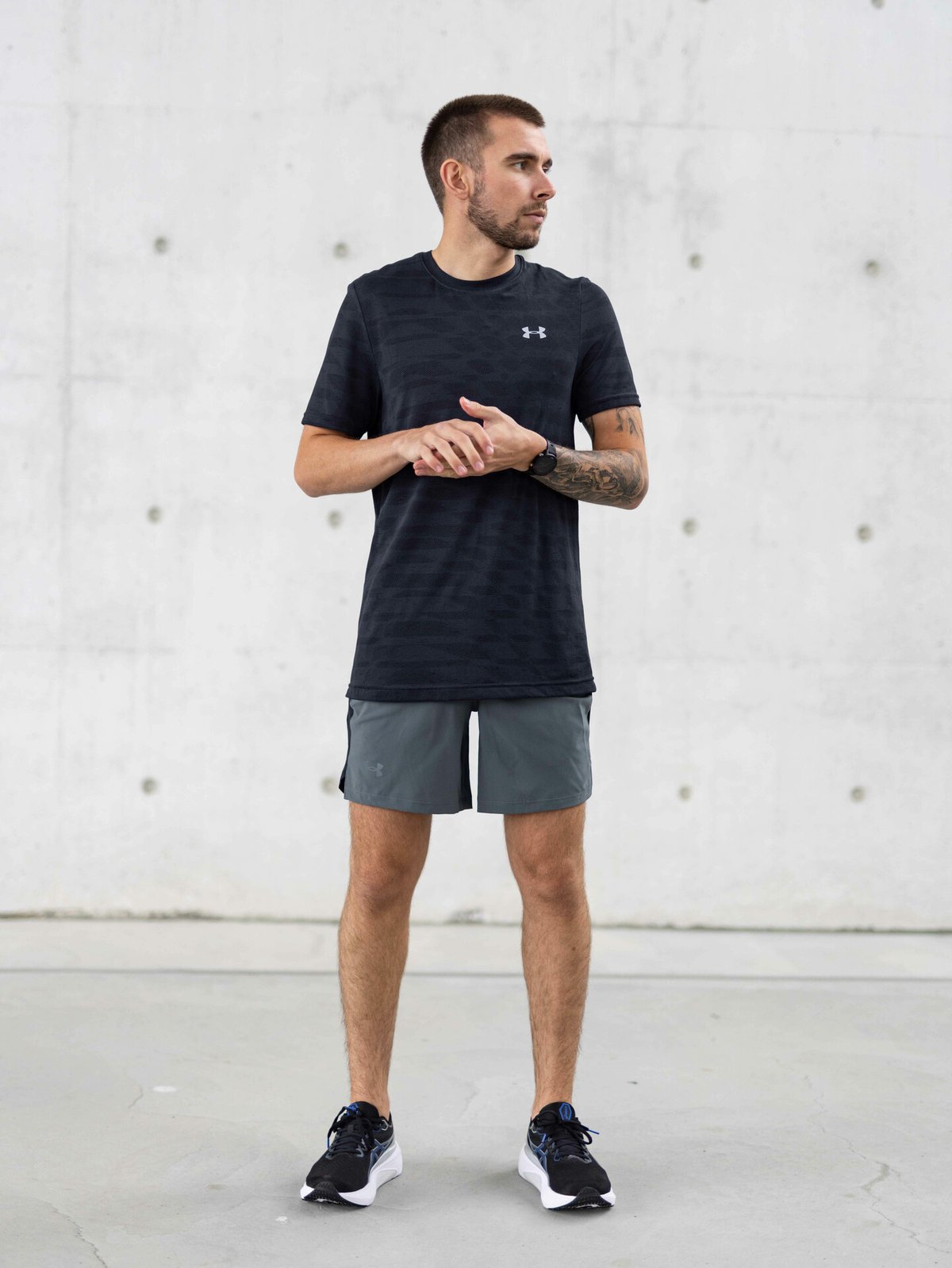 Under Armour Launch 7" Shorts Pitch Gray / Black