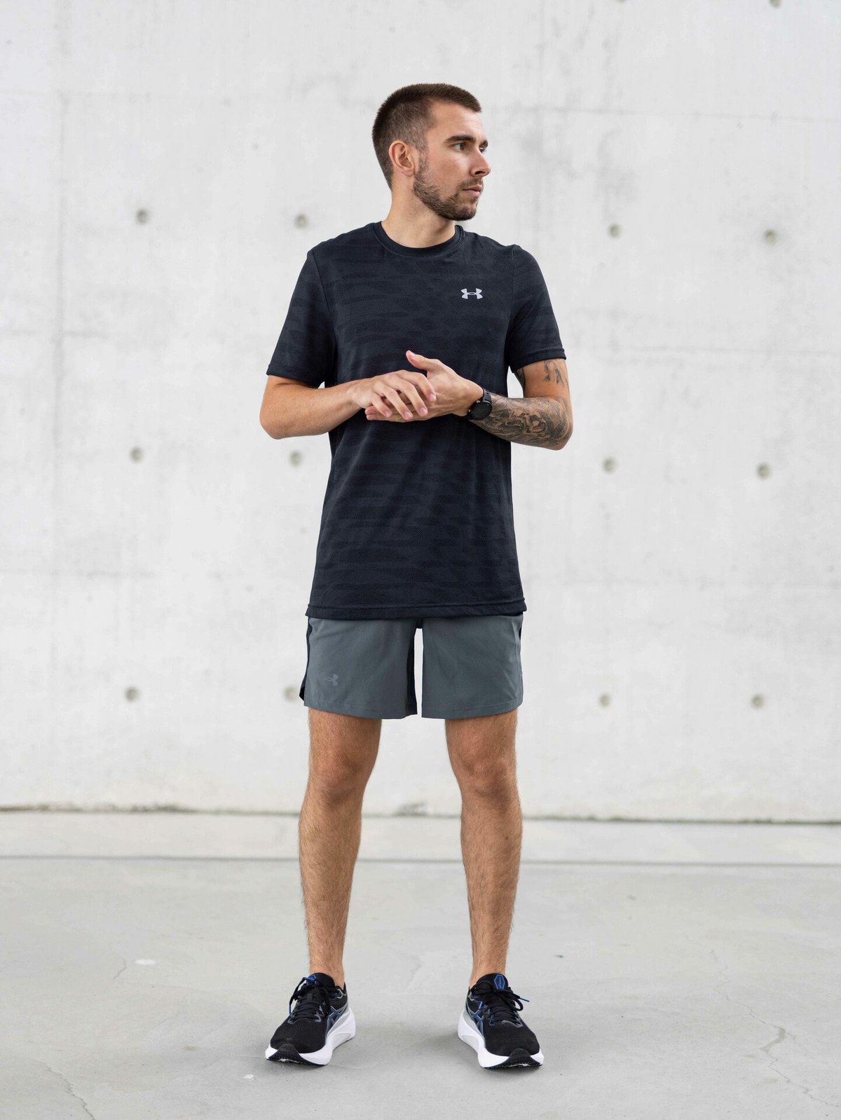 Under Armour Launch 7" Shorts Pitch Gray / Black