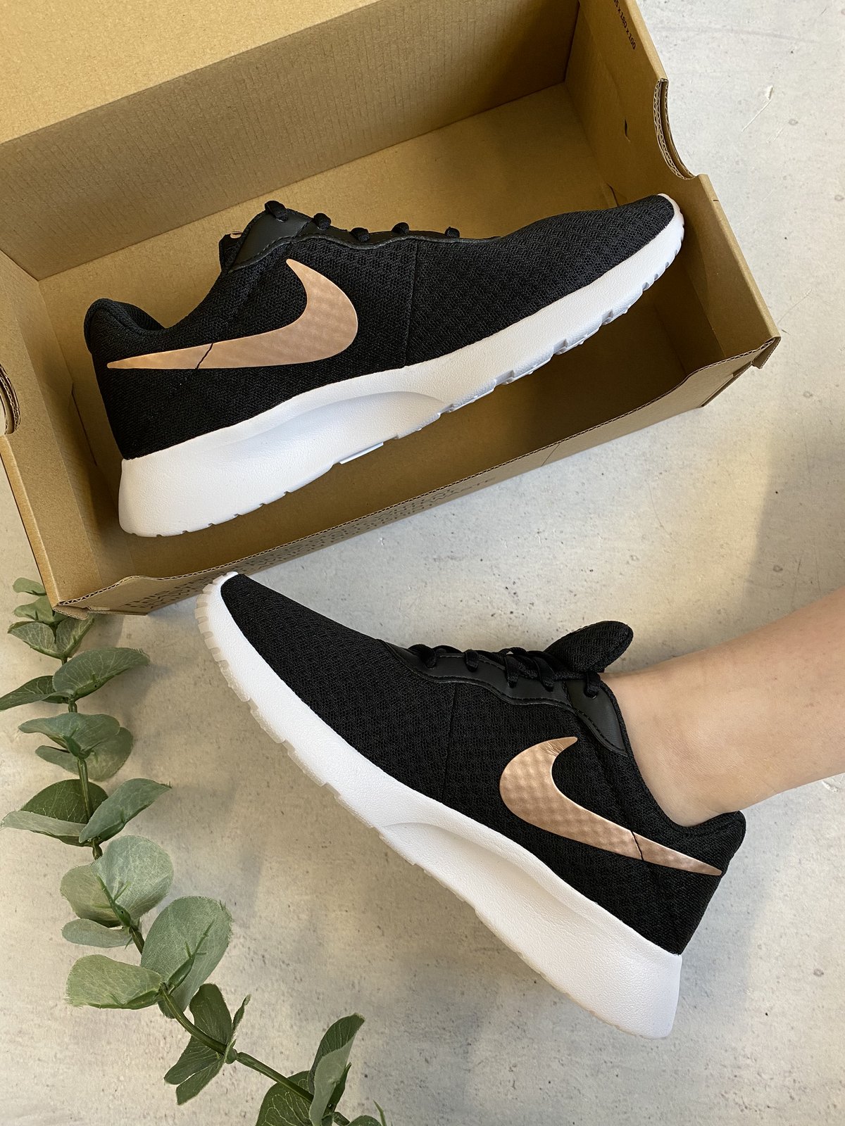 Nike Tanjun Black/Barely Volt/White/Metallic Red Bronze