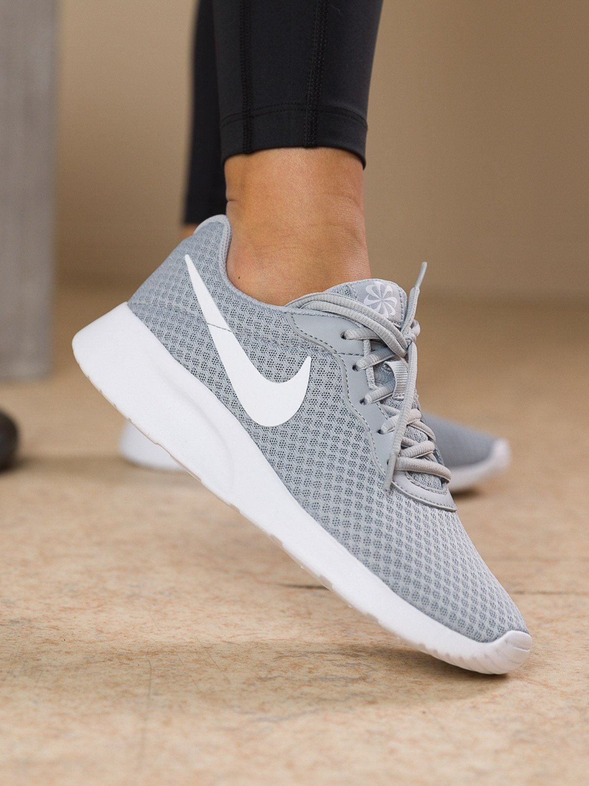 Nike Tanjun Wolf Grey/Barely Volt/Svart/Hvit