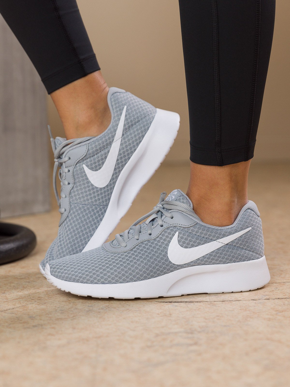 Nike Tanjun Wolf Grey/Barely Volt/Svart/Hvit