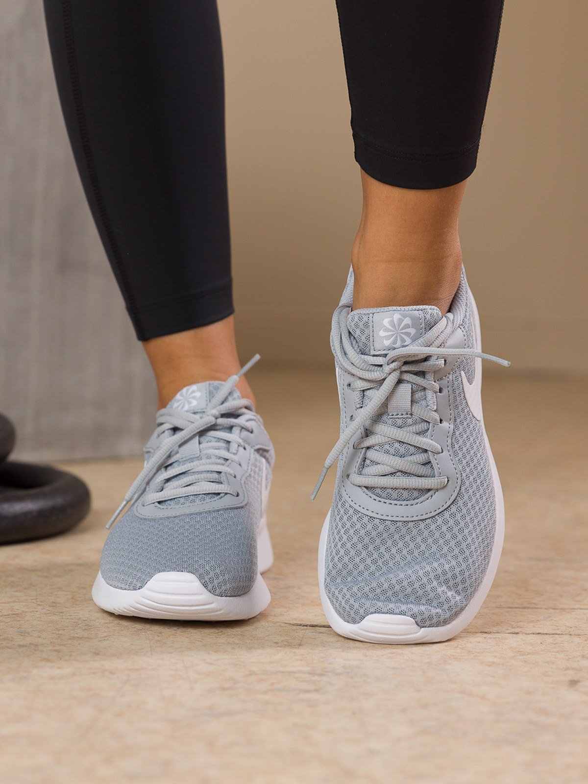 Nike Tanjun Wolf Grey/Barely Volt/Svart/Hvit