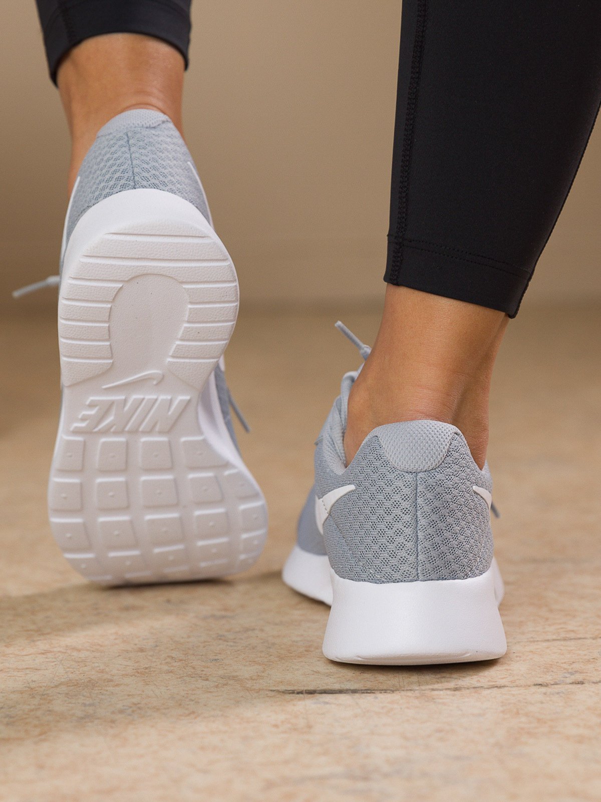 Nike Tanjun Wolf Grey/Barely Volt/Svart/Hvit