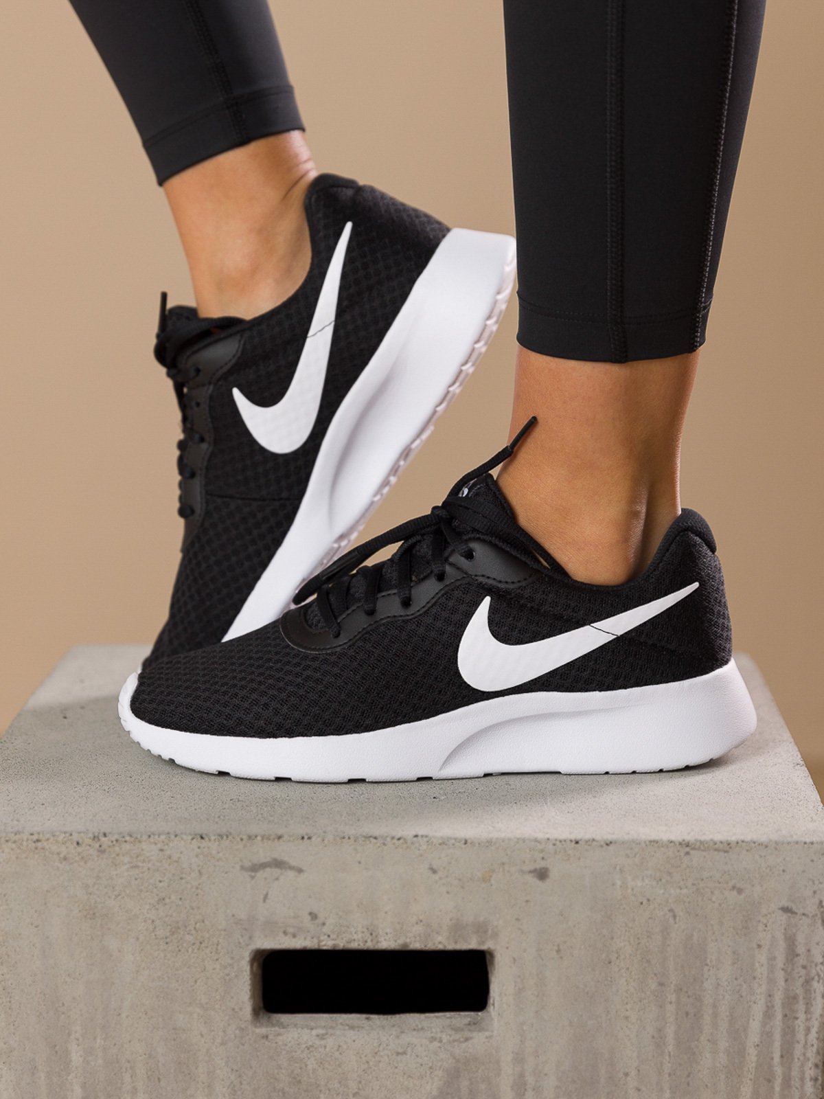 Nike Tanjun Svart/Barely Volt/Svart/Hvit