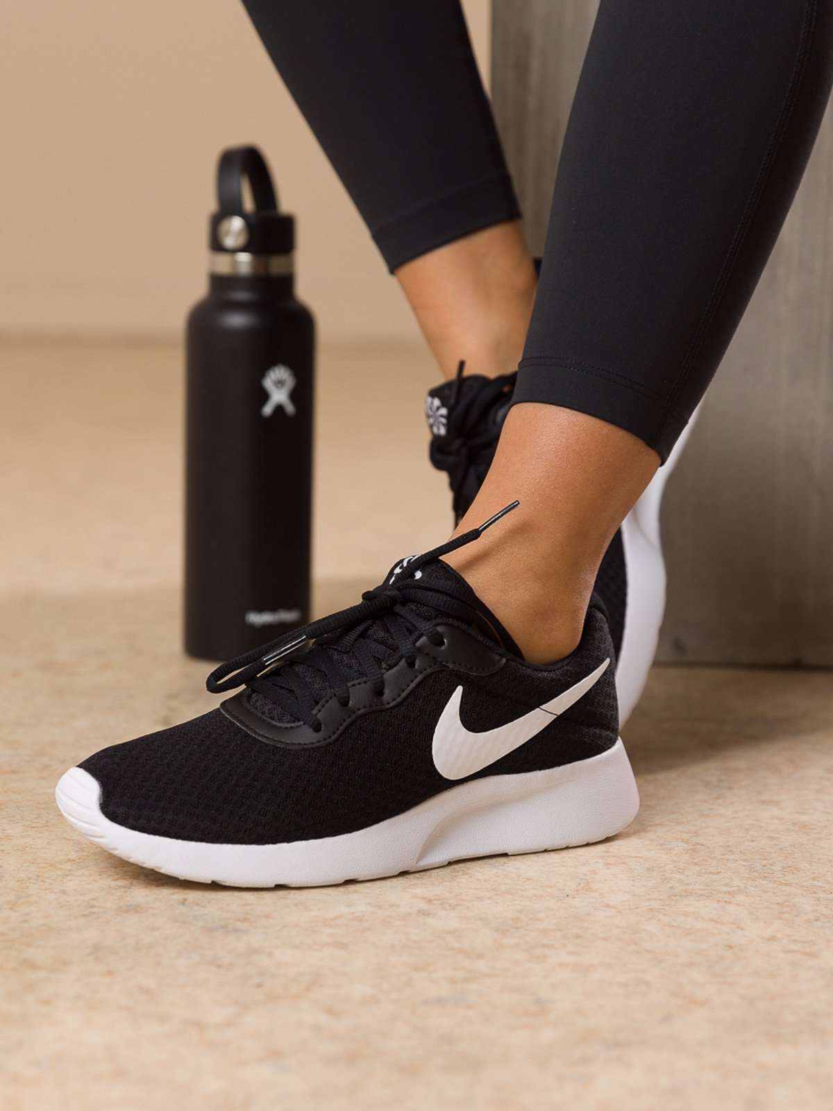 Nike Tanjun Svart/Barely Volt/Svart/Hvit