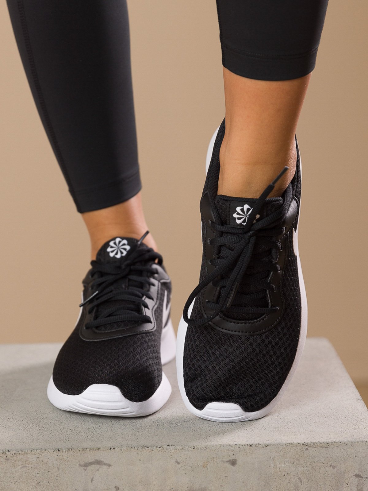 Nike Tanjun Svart/Barely Volt/Svart/Hvit