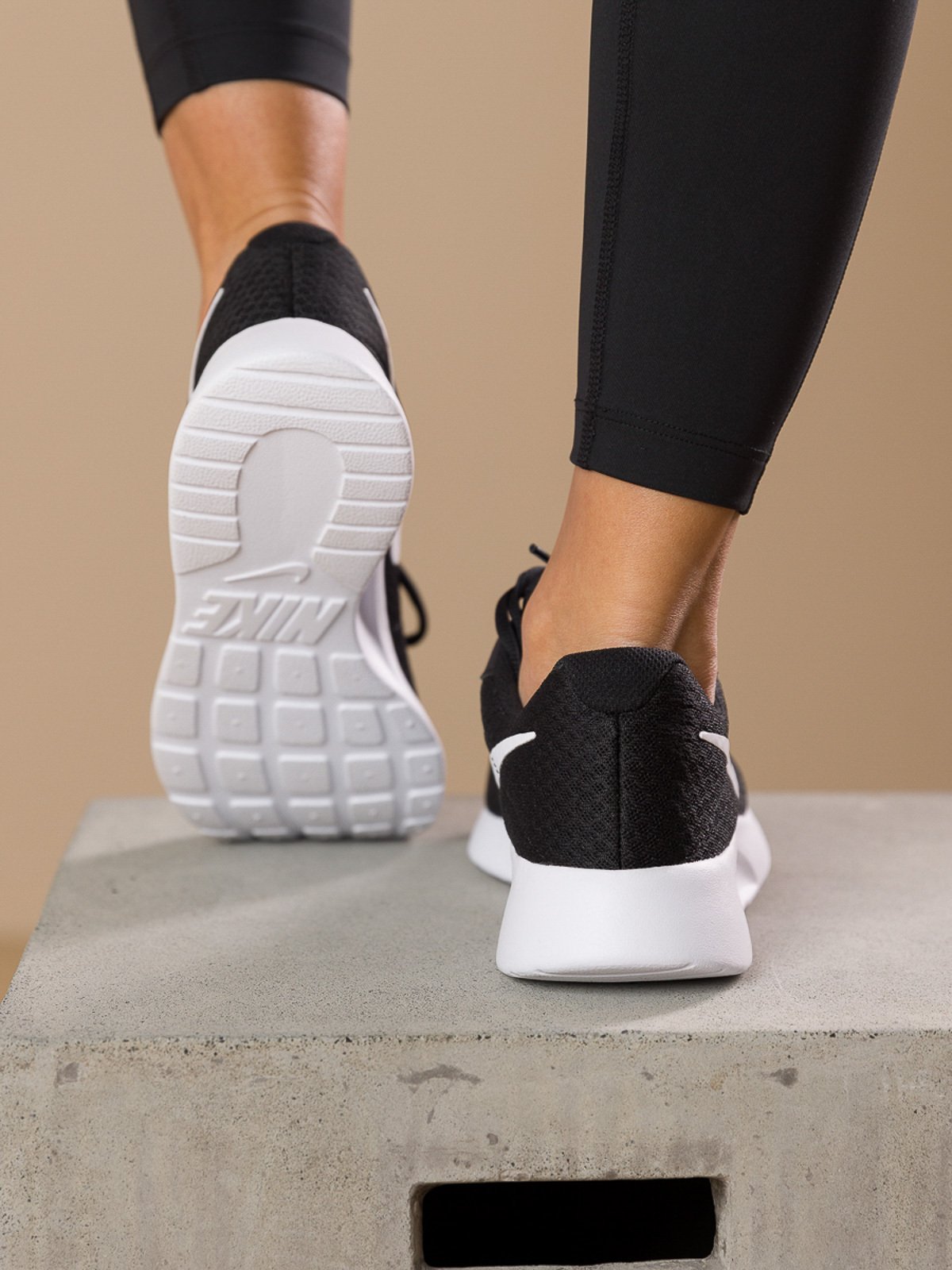 Nike Tanjun Svart/Barely Volt/Svart/Hvit