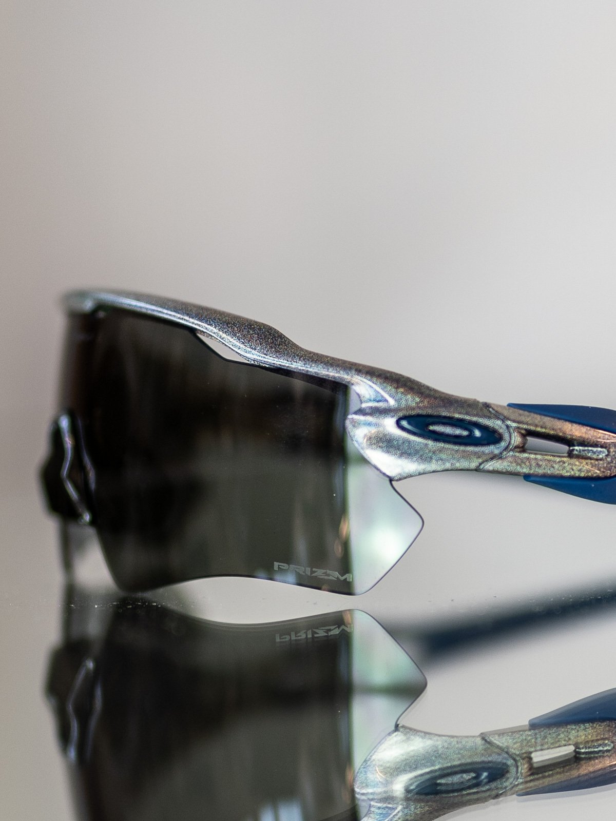 Oakley Radar Ev Path Holographic / Brilleglassfarge: Prizm Grey / Lysgjennomslipp: 17%