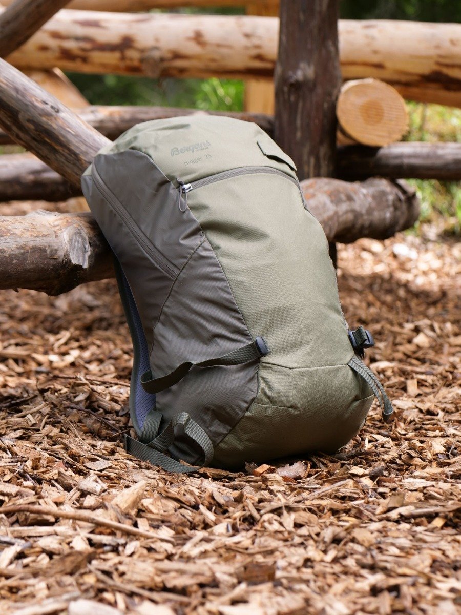 Bergans Hugger 25L Dark Green Mud / Green Mud