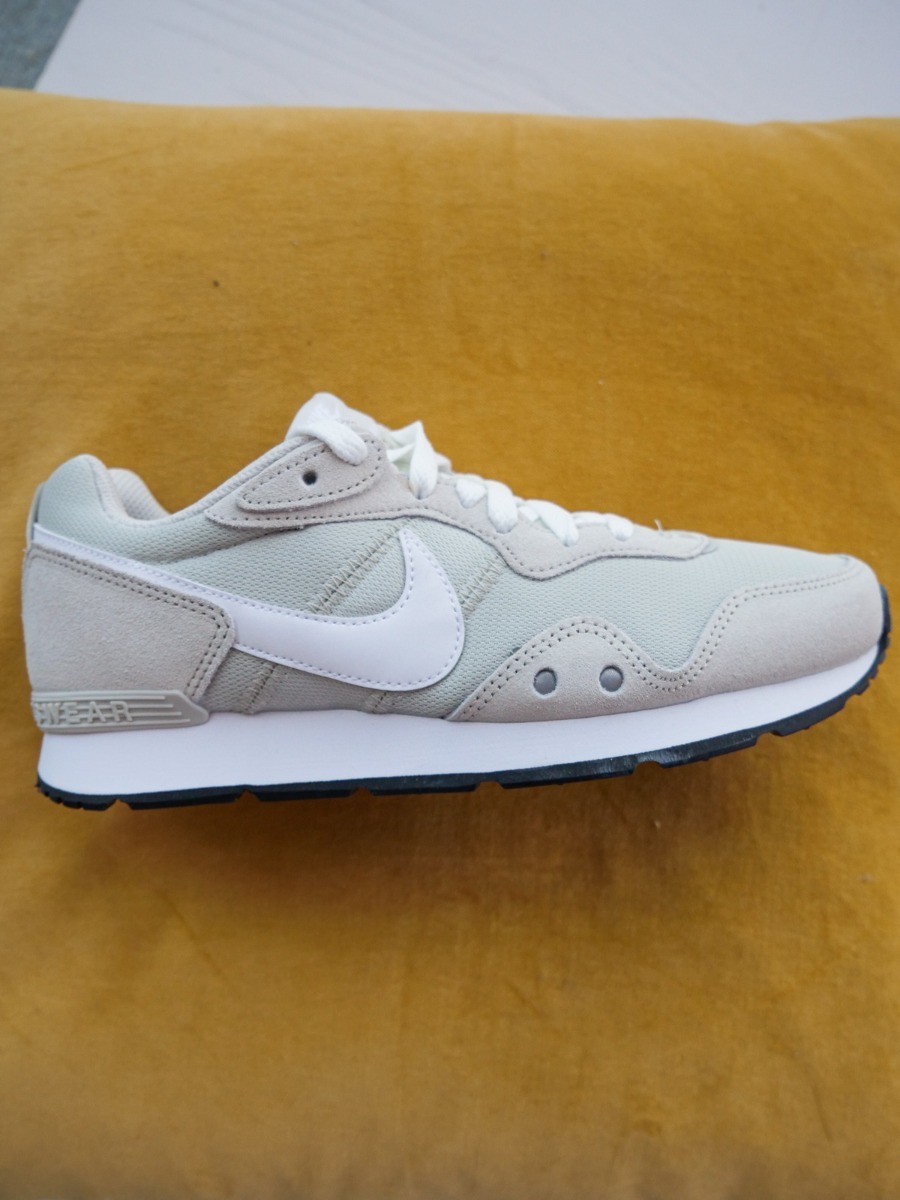 Nike Venture Runner Light Bone/ White
