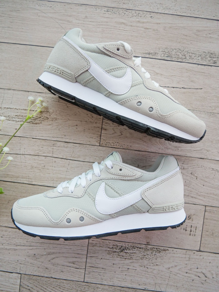 Nike Venture Runner Light Bone/ White