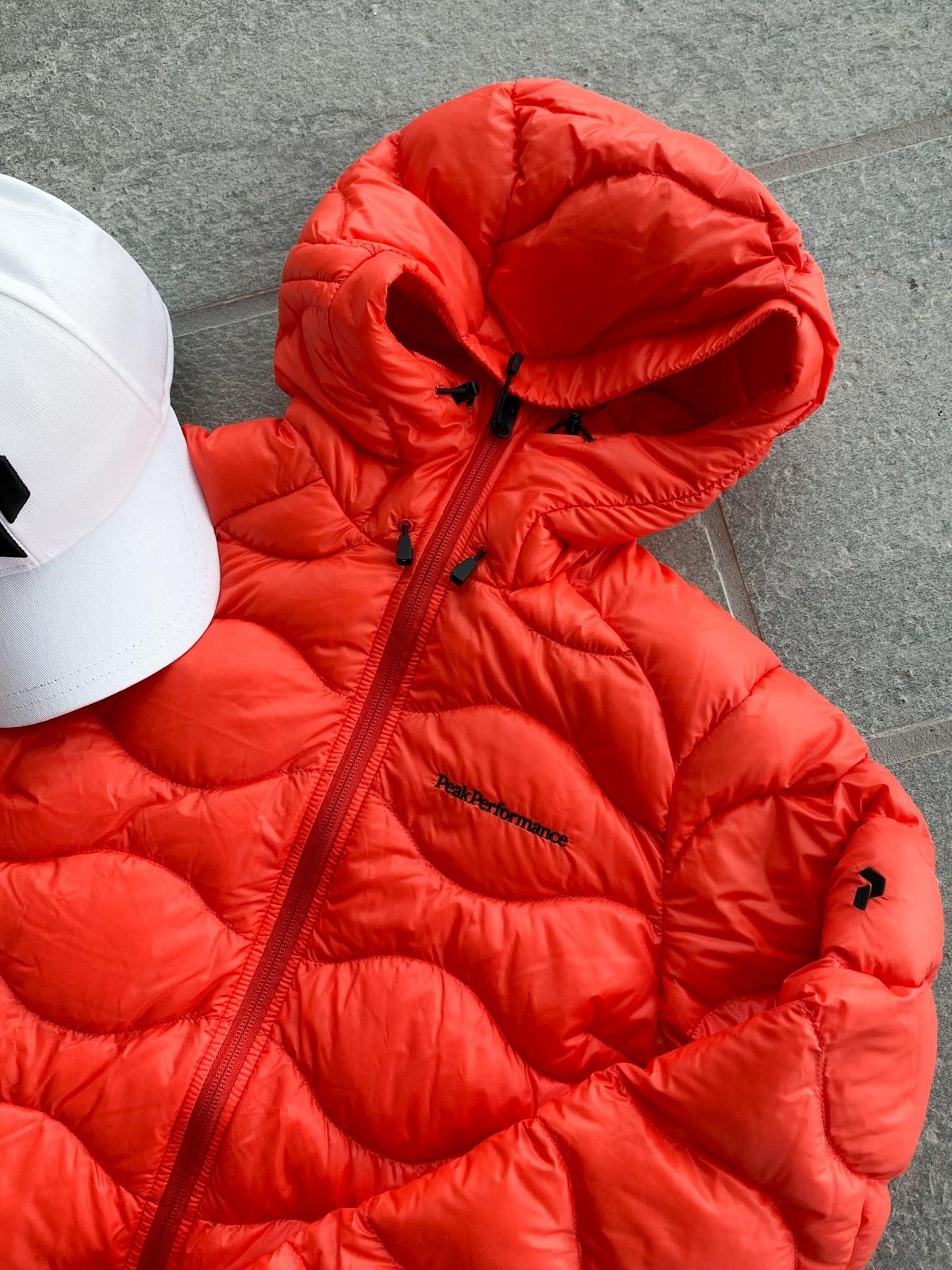 Peak Performance Helium Hood Jacket Super Nova