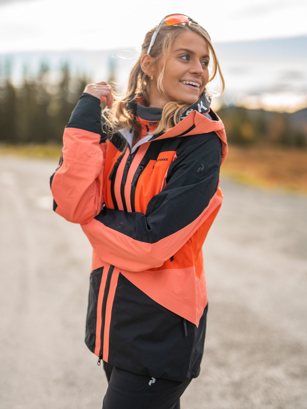 Peak Performance Gravity Jacket Light orange / Black / Zeal orange