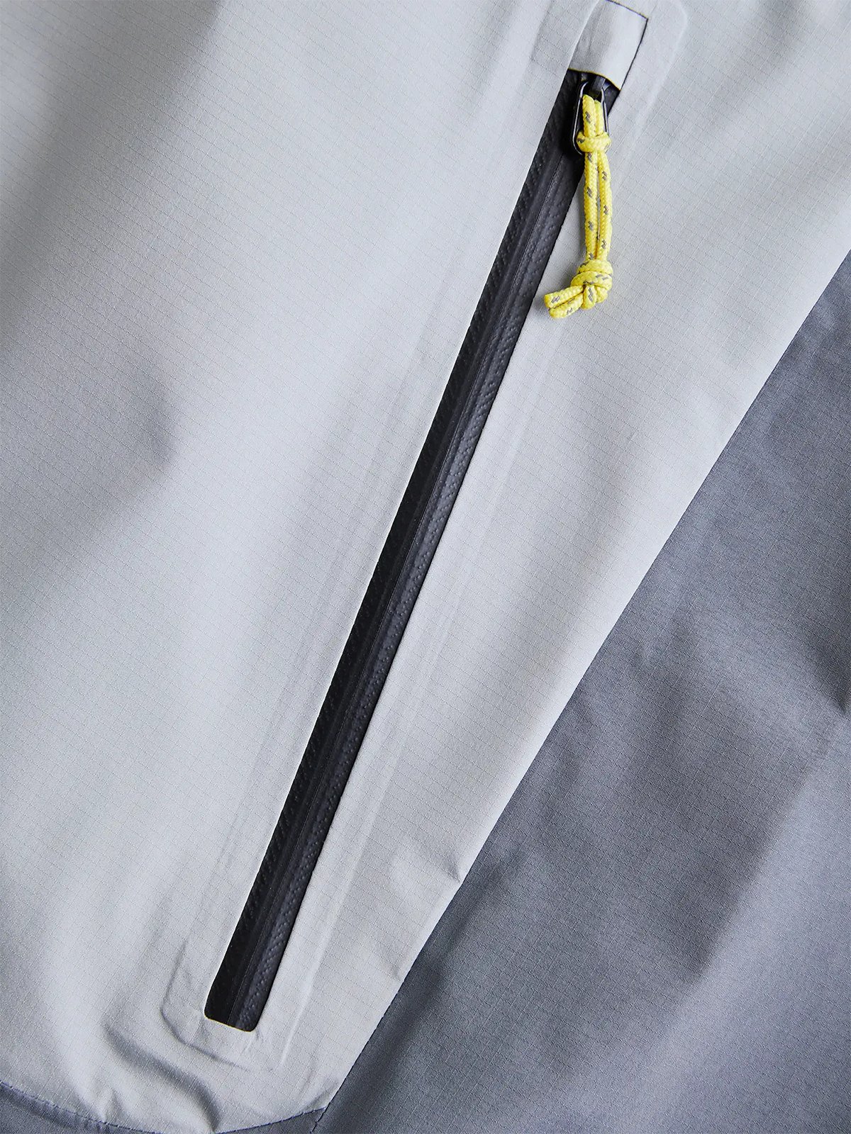 Peak Performance W Vislight Gore-Tex Light Jacket Quiet Grey / Soud Mist / Canary Lime