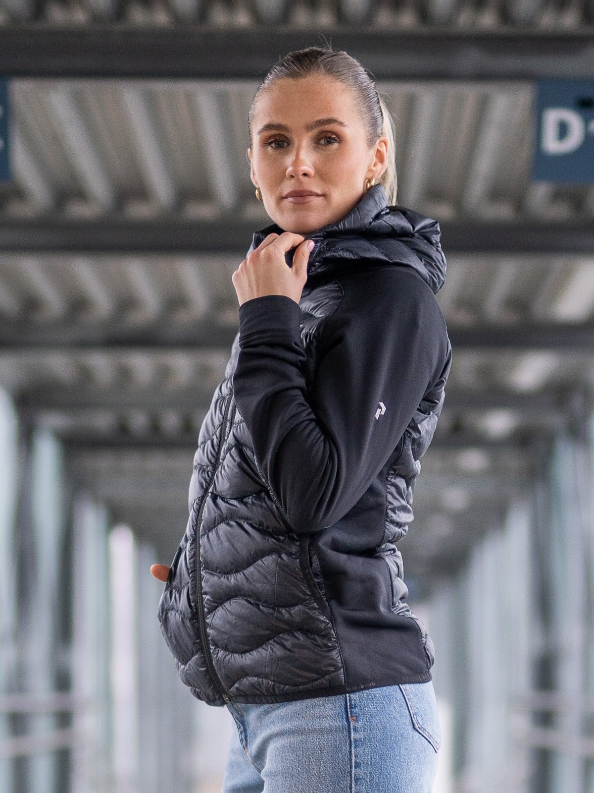 Peak Performance W Helium Down Hybrid Hood J Black