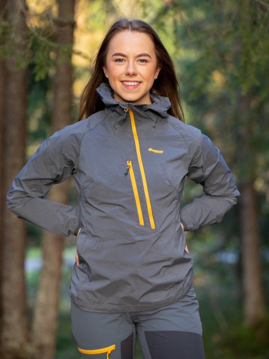 Bergans Cecilie Wind Anorak Solid Dark Grey / Light Golden Yellow