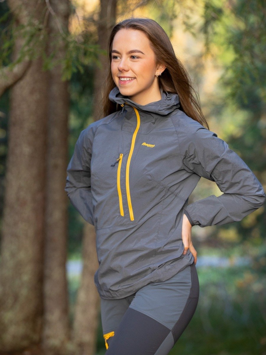 Bergans Cecilie Wind Anorak Solid Dark Grey / Light Golden Yellow