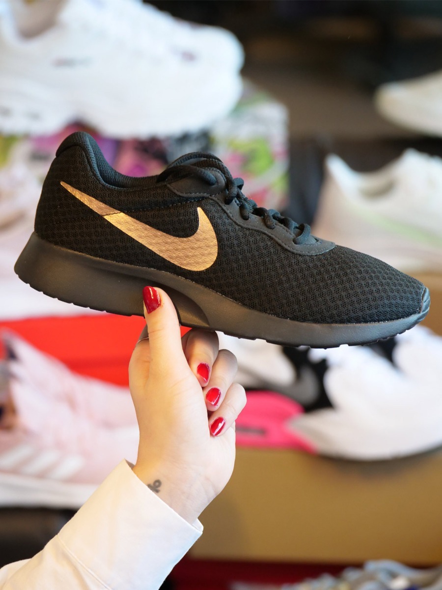 Nike Tanjun Black/ Mtlc red bronze