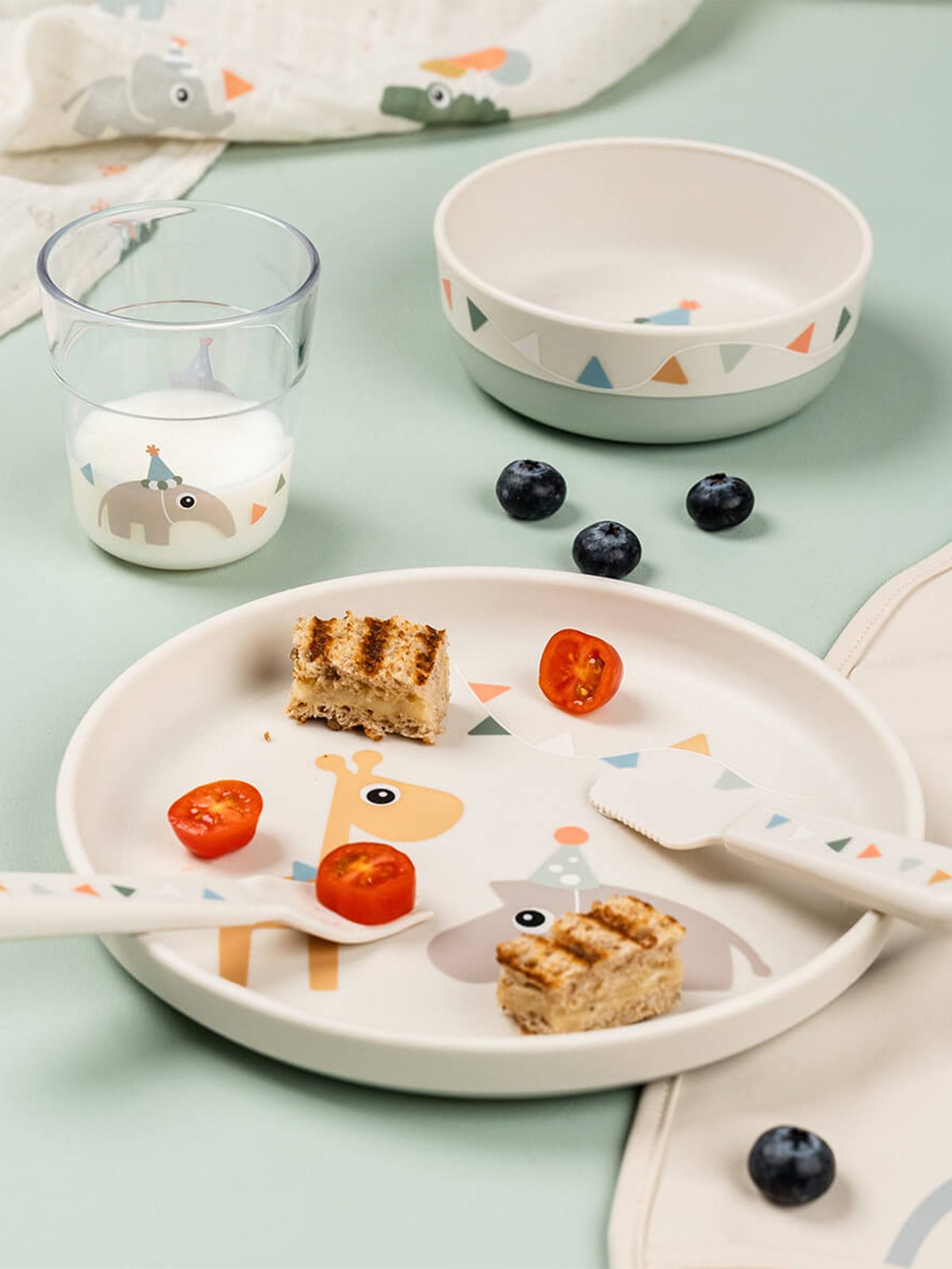 Done by Deer Foodie plate Celebration Sand