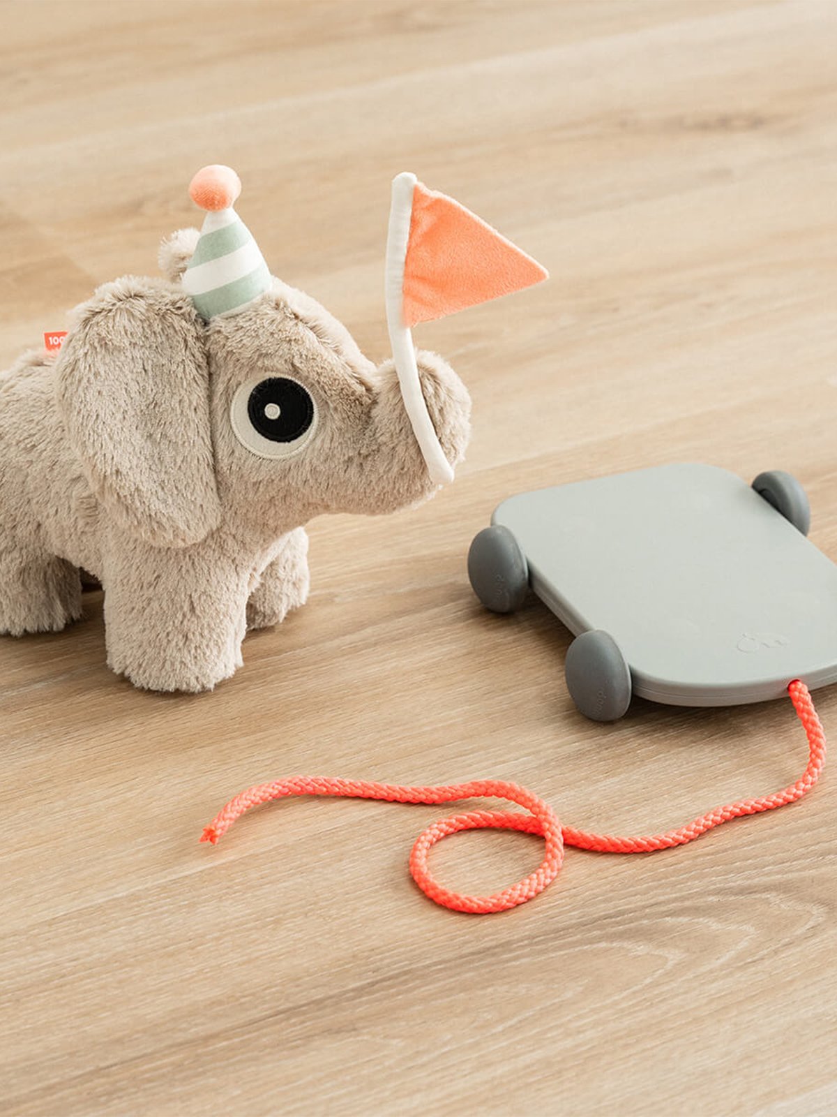 Done by Deer Pull along 2-in-1 toy Elphee Sand