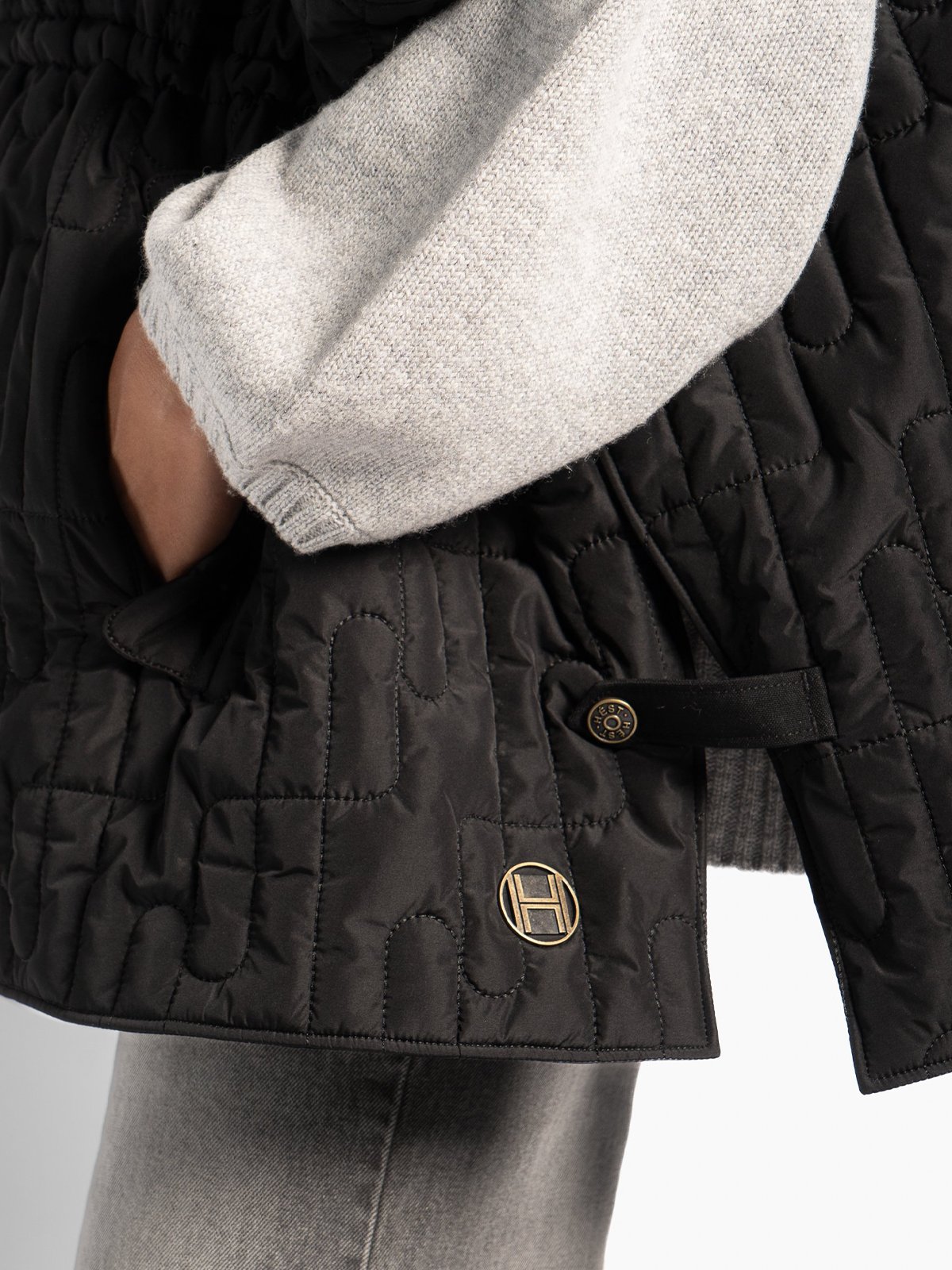 Hést Ashley Cape Jet Black