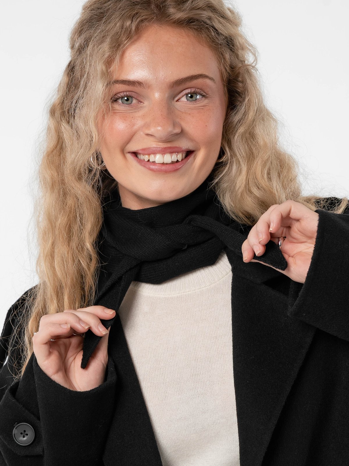 Løøv Peony Triangle Scarf Black