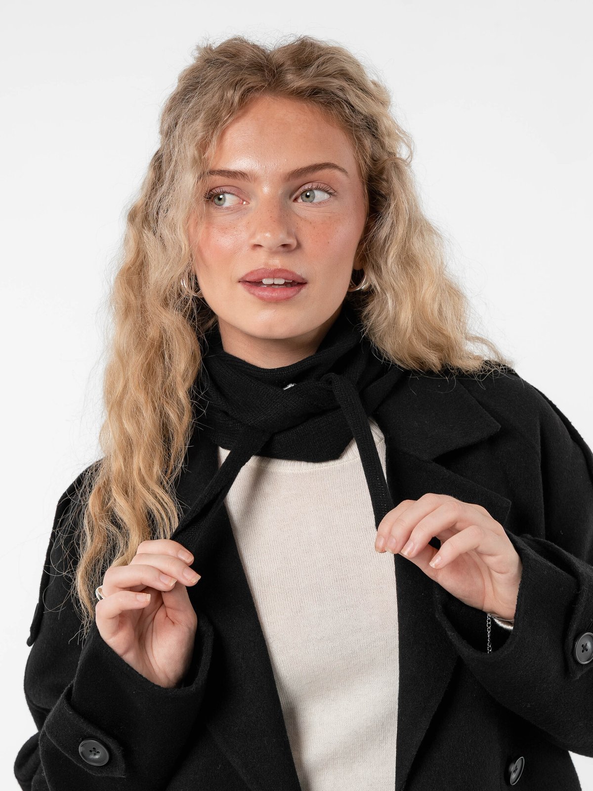 Løøv Peony Triangle Scarf Black