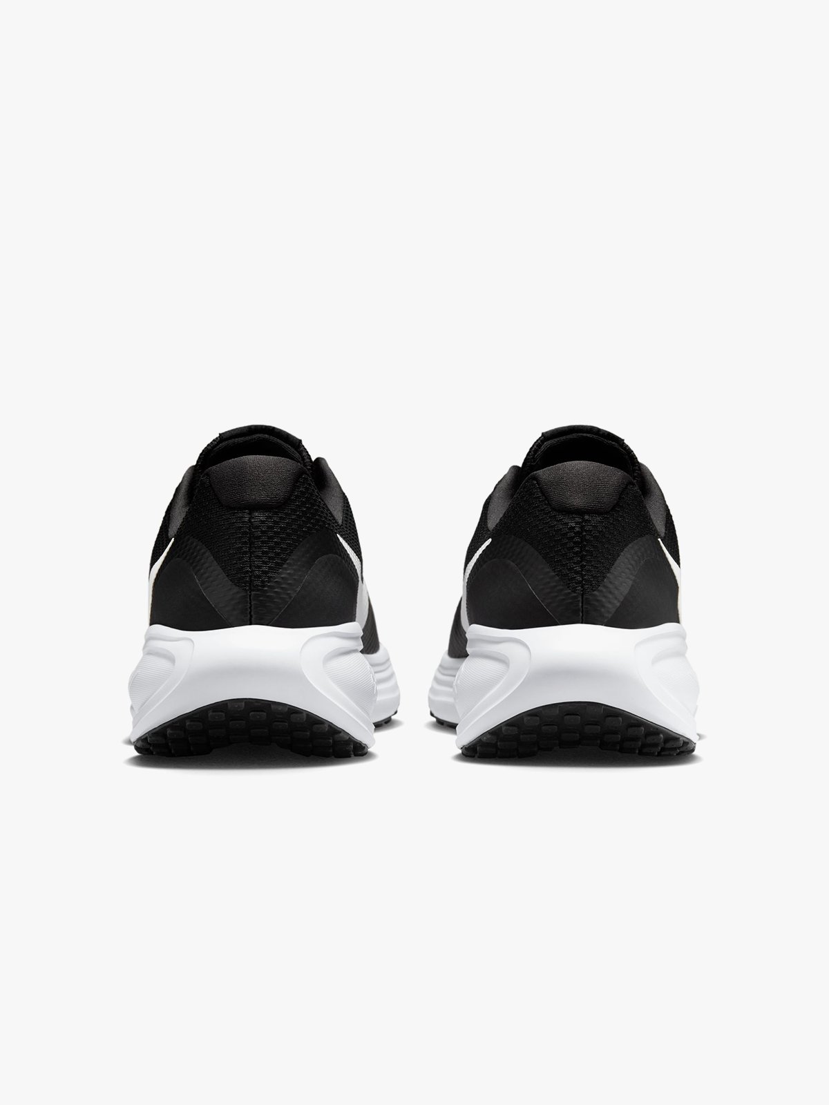 Nike Revolution 8 Black / White