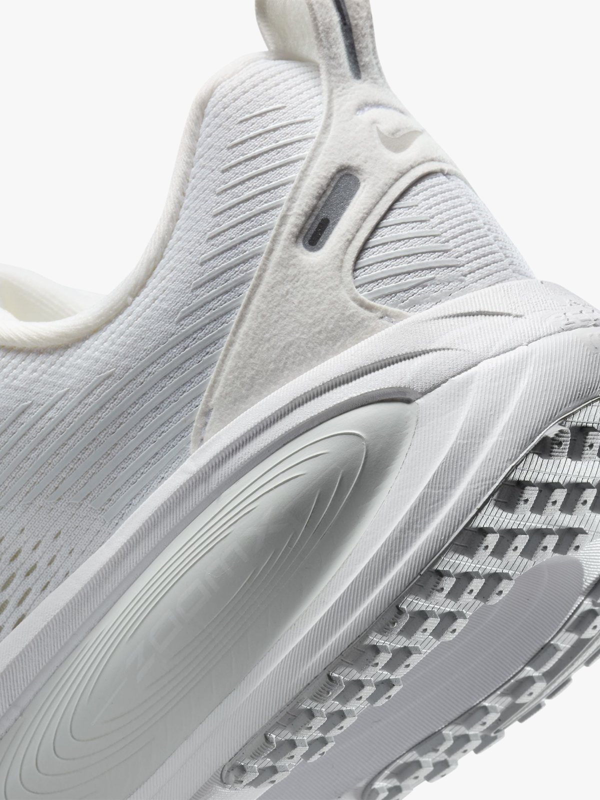 Nike Vomero 18 White / Metallic Silver / Photon Dust