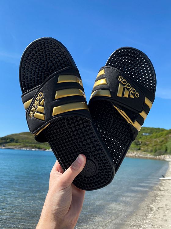 adidas Adissage Slipper Core Black / Gold Metallic