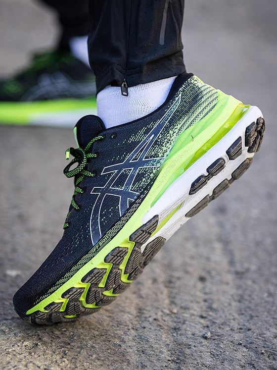ASICS Gel-Kayano 28 Black / Hazard Green