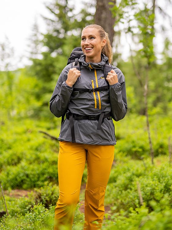 Bergans Cecilie Wind Anorak Solid Dark Grey / Light Golden Yellow