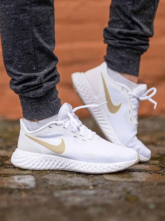 Nike Revolution 5 White/ Metallic Gold Star-Platiunum Tint