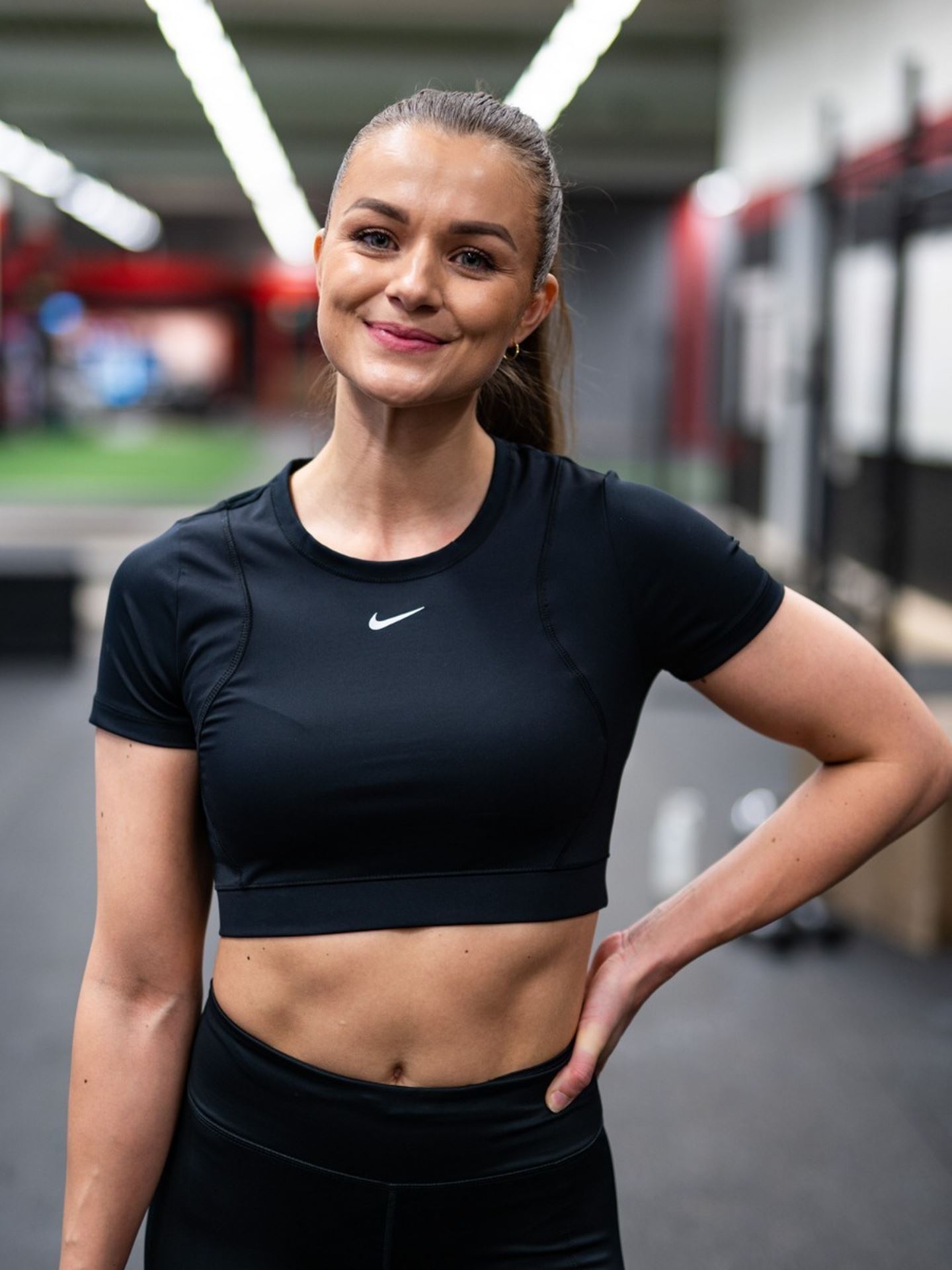 Nike pro aeroadapt top sales