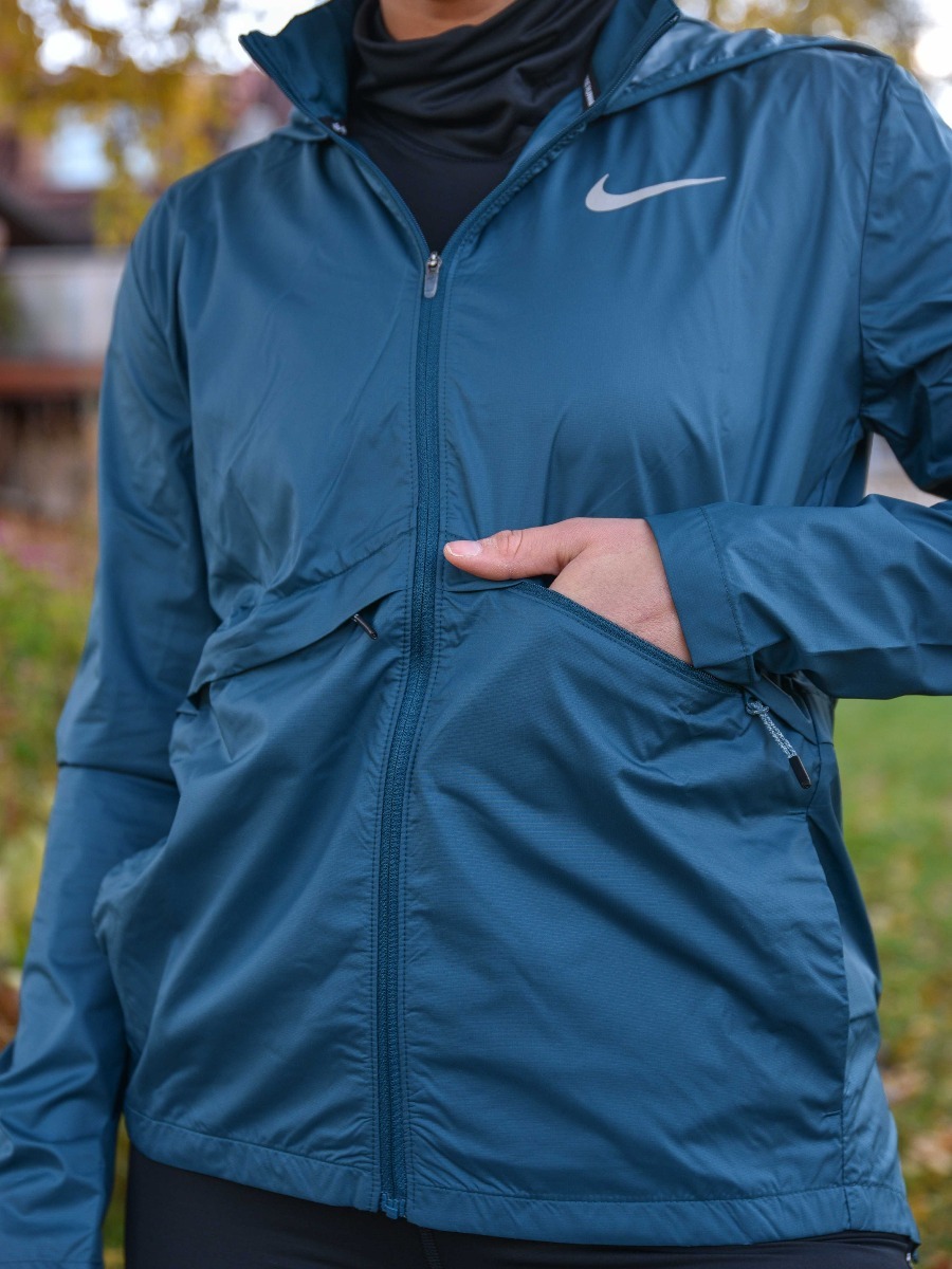 nike essential løpejakke