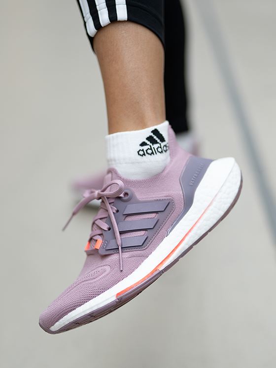 adidas UltraBoost 22 Magic Mauve / Legacy Purple / Turbo