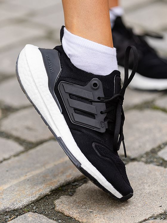 adidas UltraBoost 22 Core Black / Core Black / Cloud White