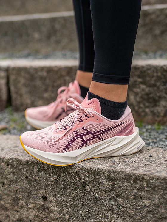 ASICS Novablast 3 Frosted Rose/Deep Mars