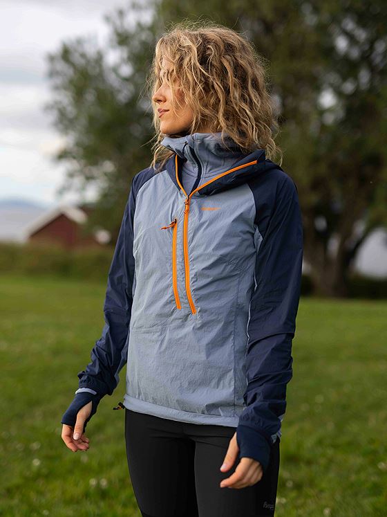 Bergans Cecilie Light Wind Anorak Misty Sky Blue / Orion Blue