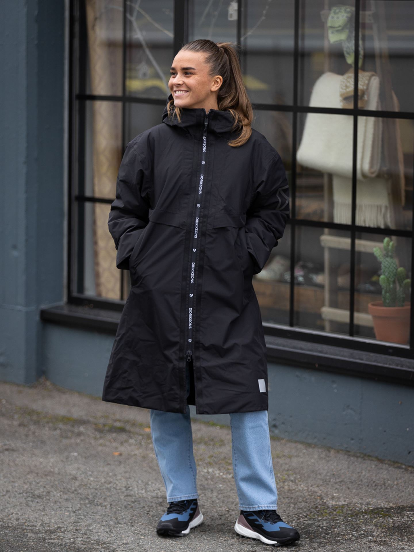Didriksons Aino Logo Parka Sort Getinspired.no