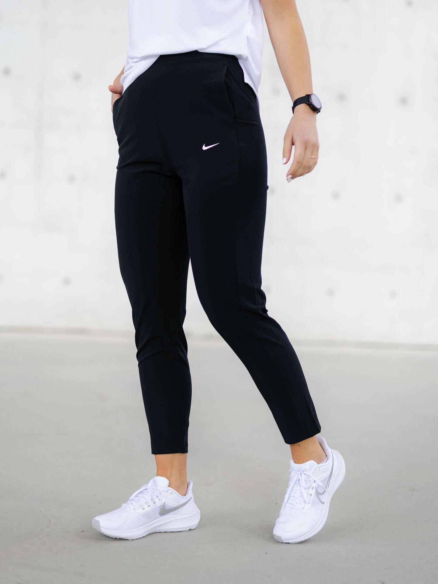 Nike Dri Fit Bliss MR Victory Pant Sort Getinspired.no