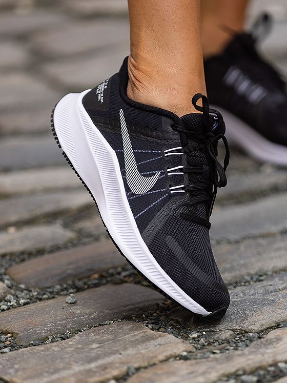 Nike Quest 4 Svart/Dark Smoke Grey/Hvit