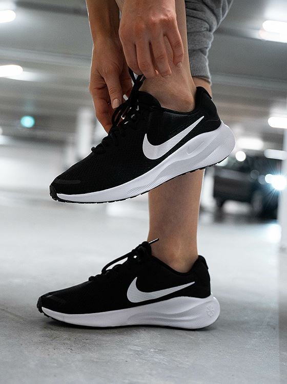 Nike Revolution 7 Black / White