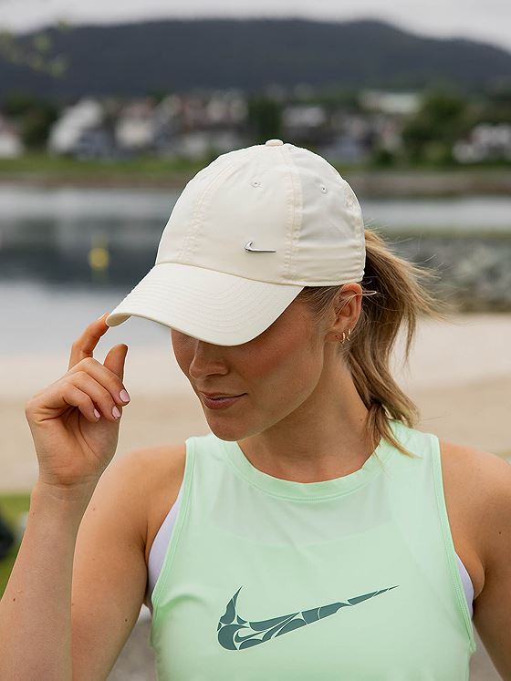 Nike Dri-Fit Club Cap Coconut Milk/Metallic Silver