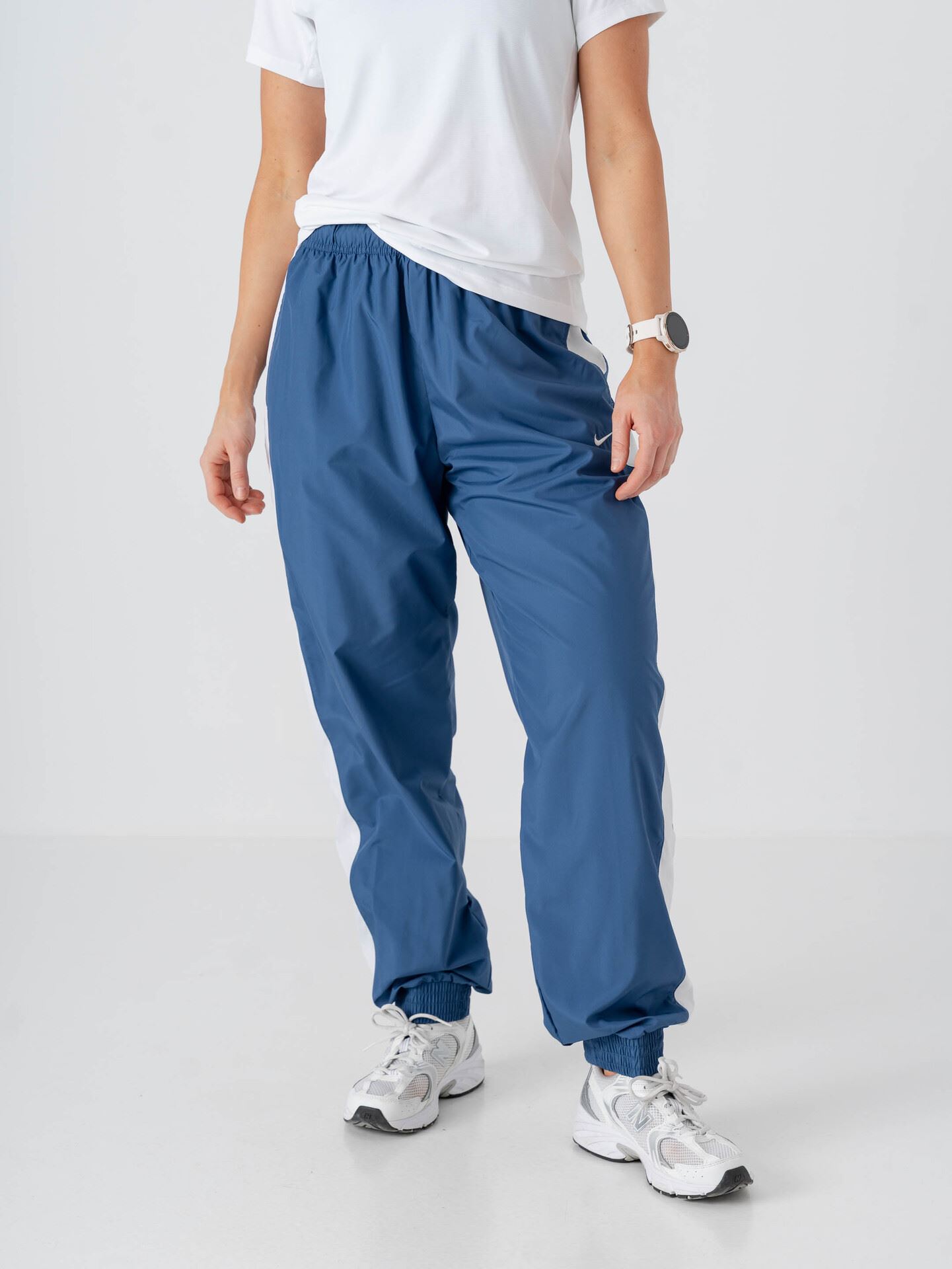 Nike Sportswear Essential Woven Mid-Rise Jogger Mystic Navy / White / Sail