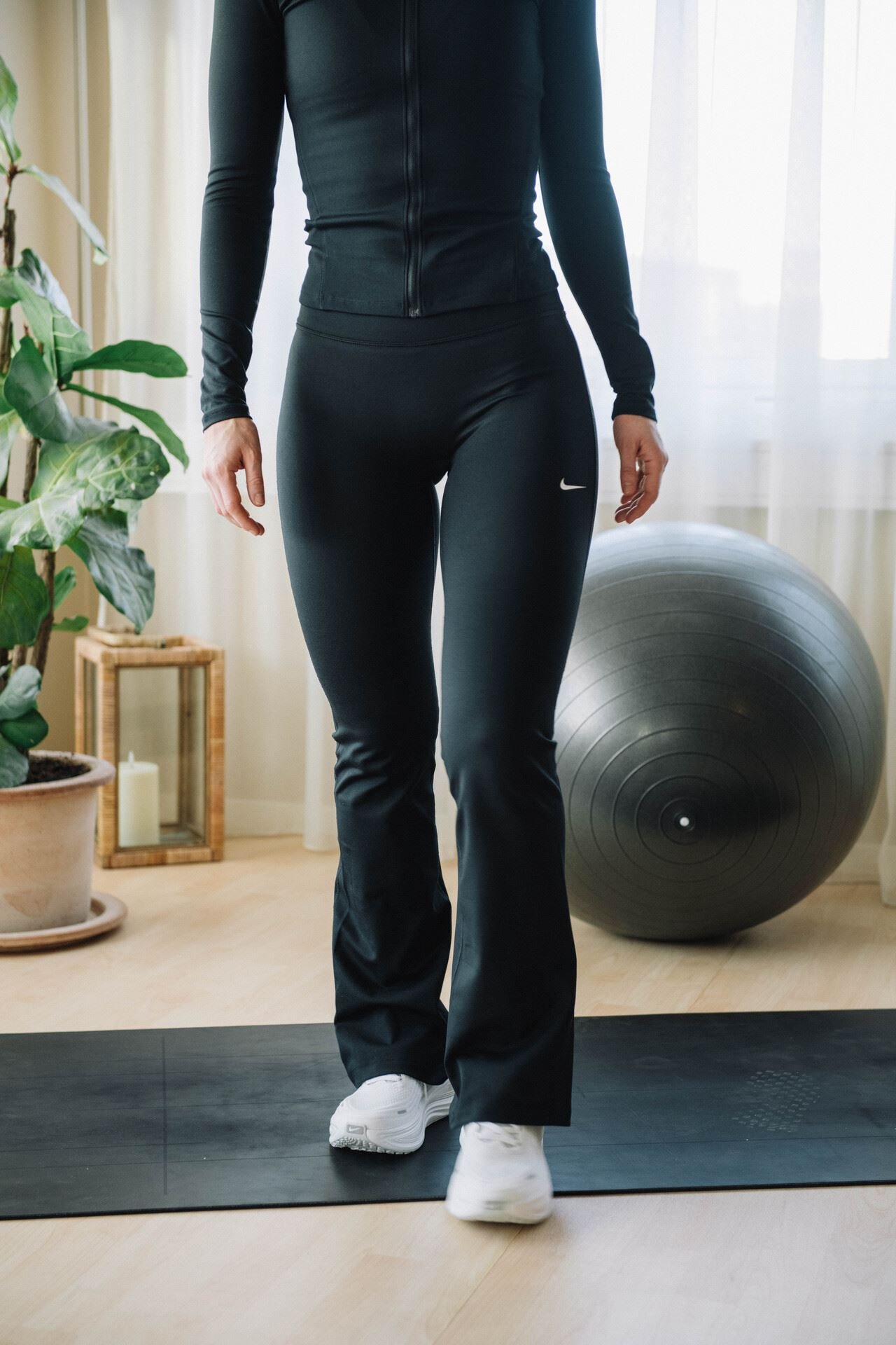 Nike One High-Waisted Flared Leggings Black / White